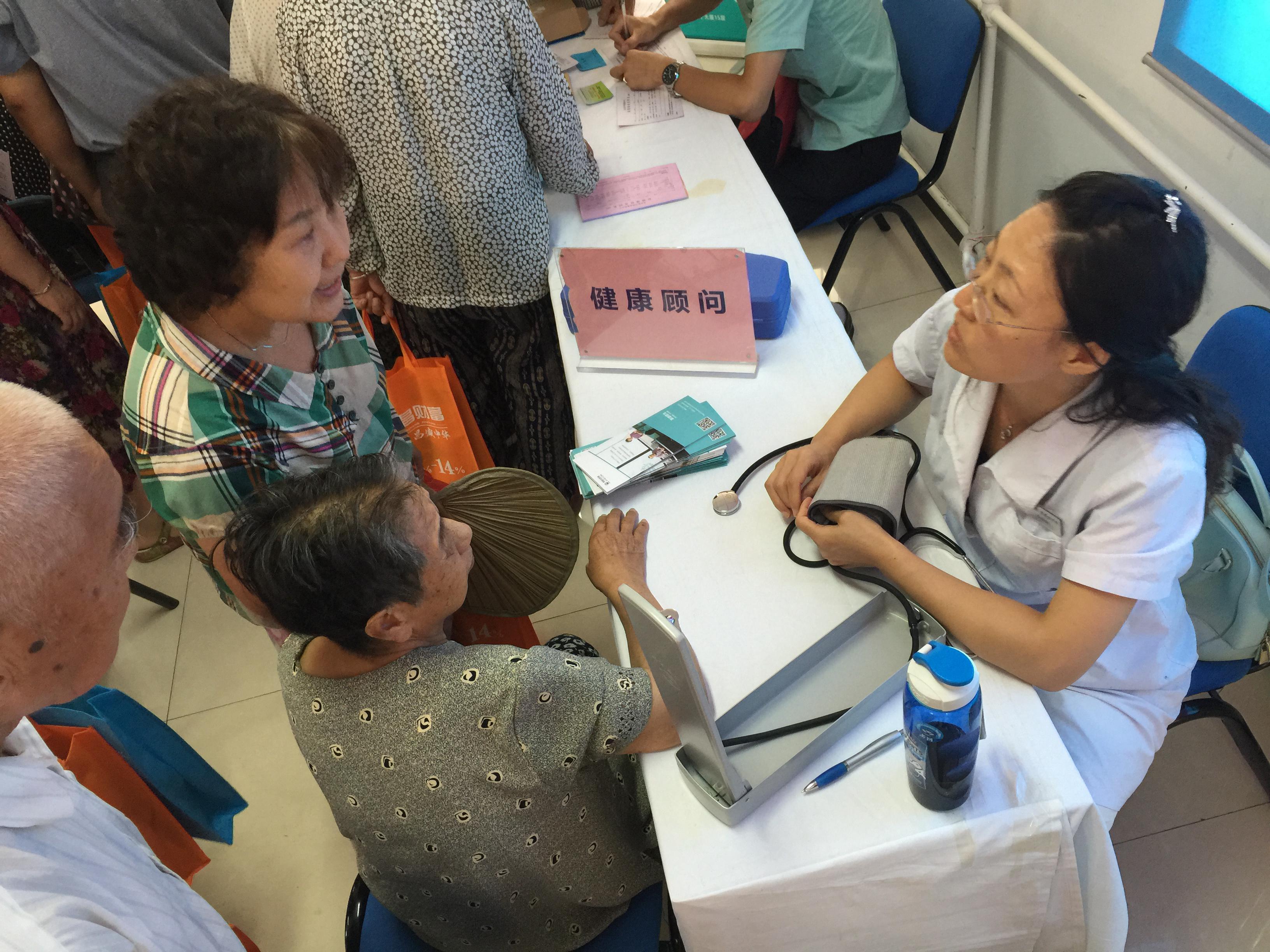 40岁的刘阿姨与她八旬的母亲，在医师的指导下，关注血压与健康疾病的情况，向医师提出平常未能解决的一些症状。医师耐心的为她们解答。

