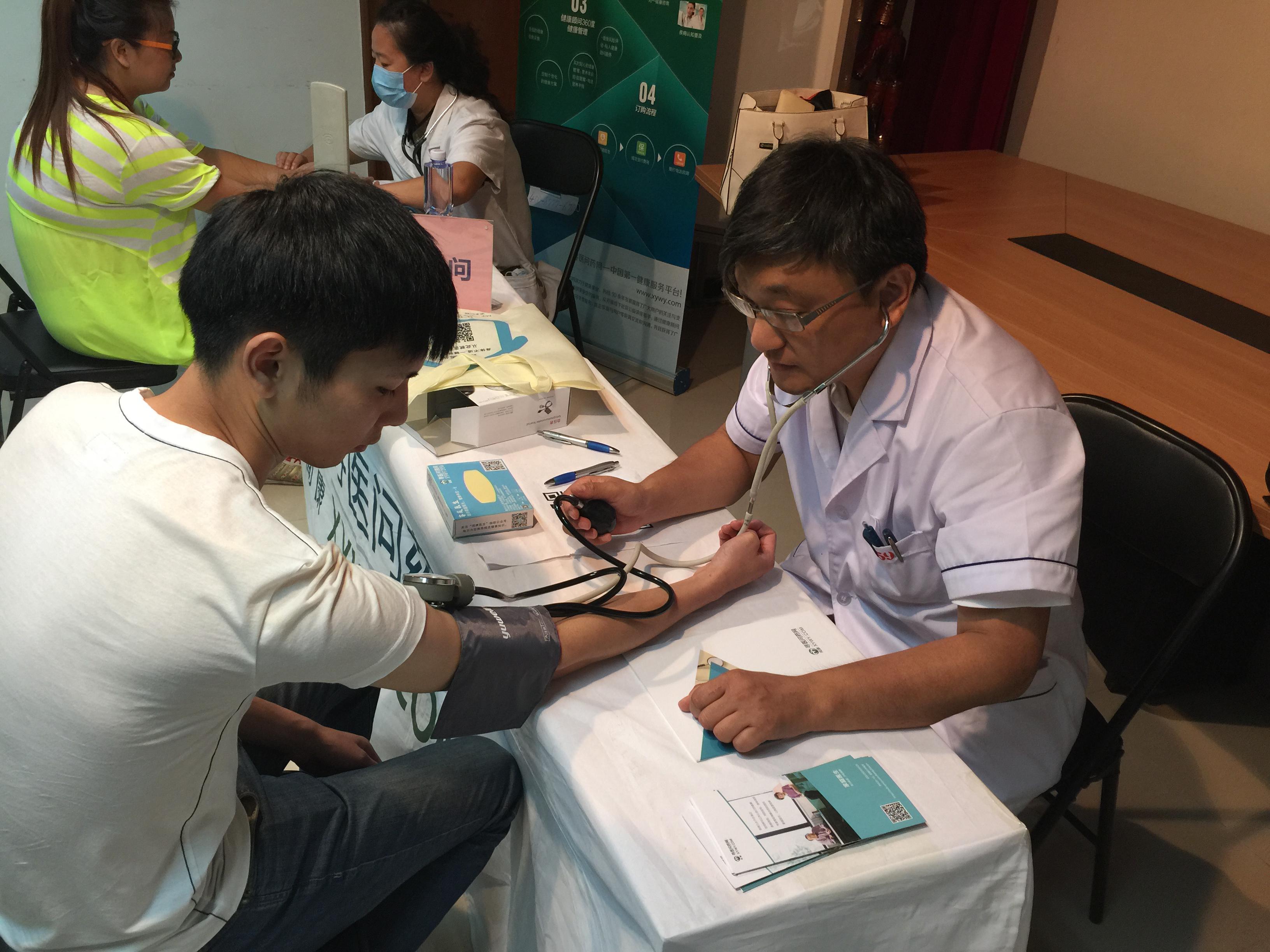 安贞医院心外科主任穆医师给居民精准的血压测量，观察高低压的频率，通过血压高低的间隙分析健康。